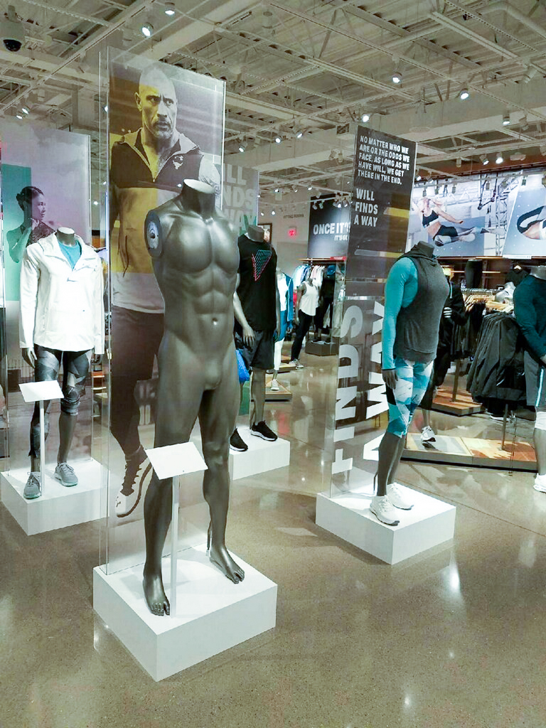 Acrylic retail mannequin display